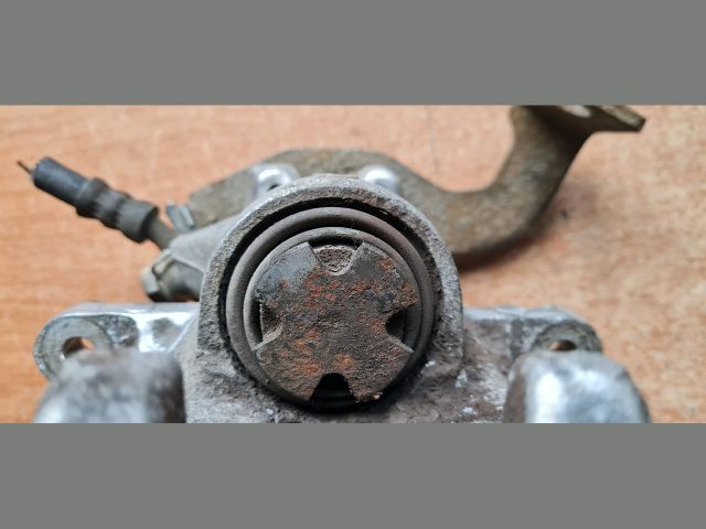 bontott TOYOTA AURIS Bal hátsó Féknyereg Munkahengerrel