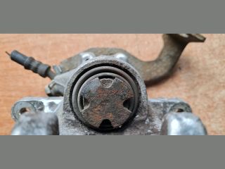 bontott TOYOTA AURIS Bal hátsó Féknyereg Munkahengerrel