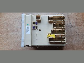 bontott TOYOTA AURIS Biztosítéktábla Motortér