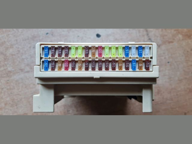 bontott TOYOTA AURIS Biztosítéktábla Motortér