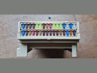 bontott TOYOTA AURIS Biztosítéktábla Motortér