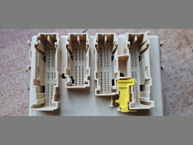 bontott TOYOTA AURIS Biztosítéktábla Motortér