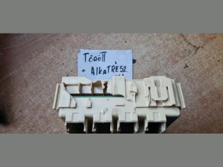 bontott TOYOTA AURIS Biztosítéktábla Motortér