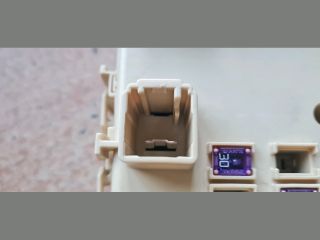 bontott TOYOTA AURIS Biztosítéktábla Motortér