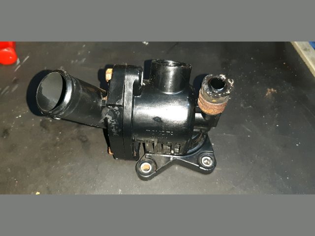 bontott TOYOTA AURIS Termosztátház