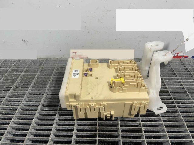 bontott TOYOTA AURIS Biztosítéktábla Motortér