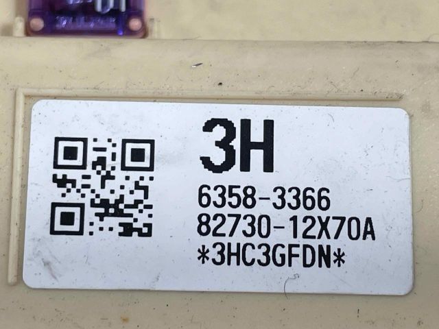 bontott TOYOTA AURIS Biztosítéktábla Motortér