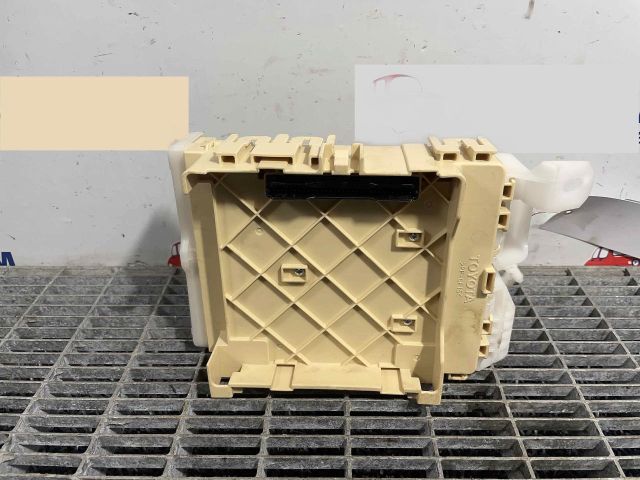 bontott TOYOTA AURIS Biztosítéktábla Motortér