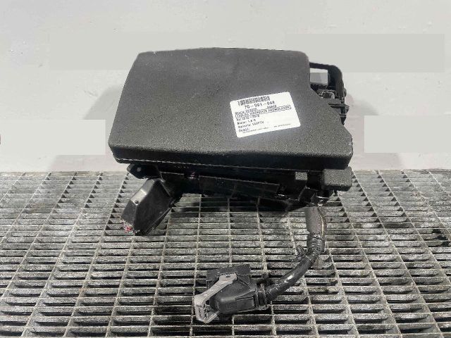 bontott TOYOTA AURIS Biztosítéktábla Motortér