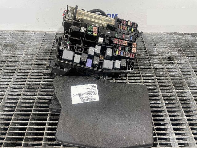 bontott TOYOTA AURIS Biztosítéktábla Motortér