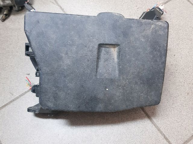 bontott TOYOTA AURIS Biztosítéktábla Motortér