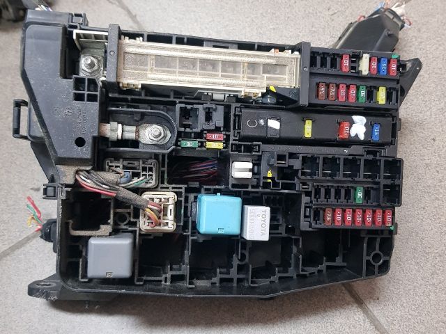 bontott TOYOTA AURIS Biztosítéktábla Motortér