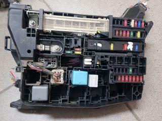 bontott TOYOTA AURIS Biztosítéktábla Motortér