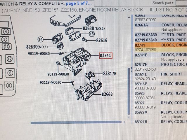 bontott TOYOTA AURIS Biztosítéktábla Motortér