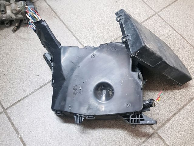 bontott TOYOTA AURIS Biztosítéktábla Motortér