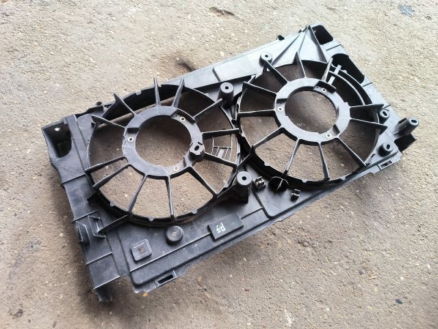 bontott TOYOTA AURIS Hűtőventilátor Keret