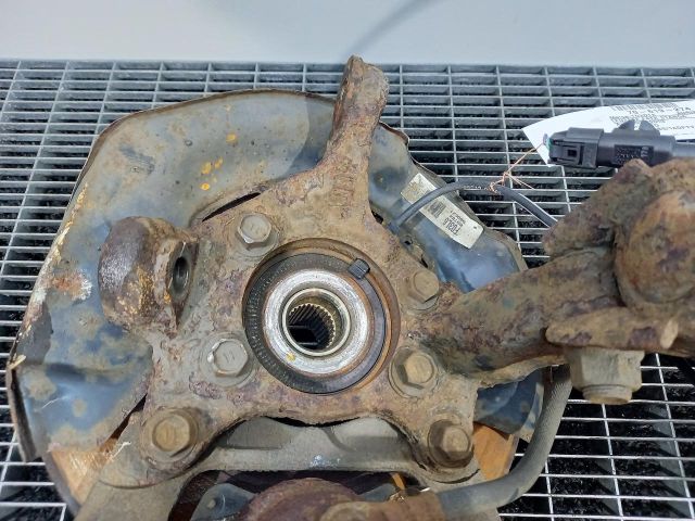 bontott TOYOTA AURIS Bal első Csonkállvány