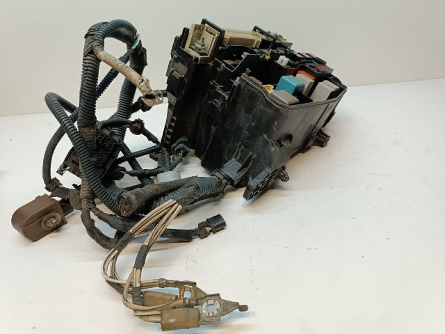 bontott TOYOTA AURIS Biztosítéktábla Motortér