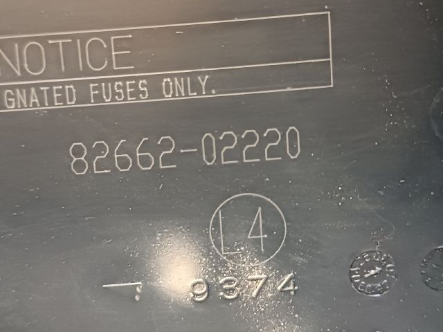 bontott TOYOTA AURIS Biztosítéktábla Motortér