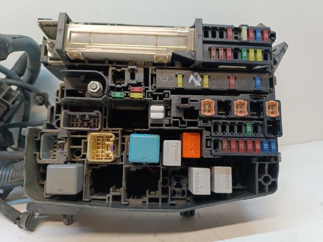 bontott TOYOTA AURIS Biztosítéktábla Motortér