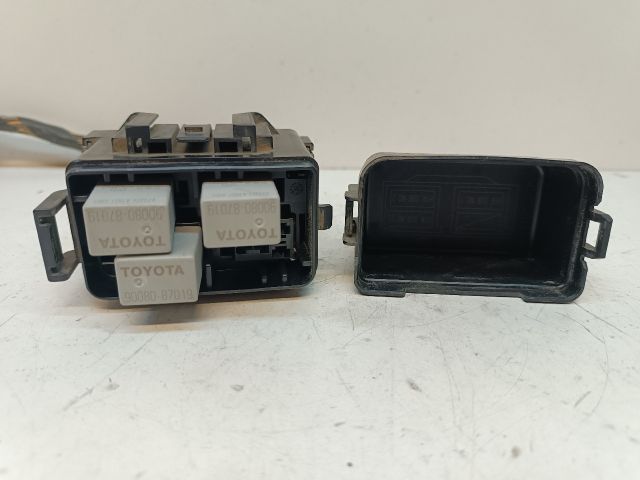 bontott TOYOTA AURIS Biztosítéktábla Motortér