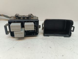 bontott TOYOTA AURIS Biztosítéktábla Motortér