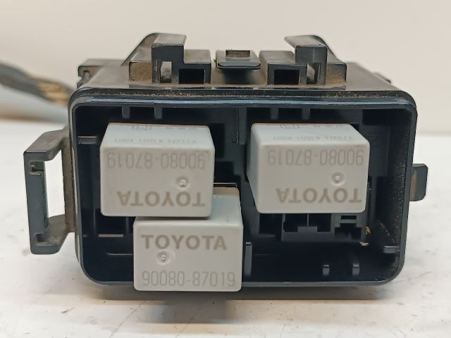 bontott TOYOTA AURIS Biztosítéktábla Motortér