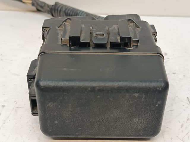 bontott TOYOTA AURIS Biztosítéktábla Motortér