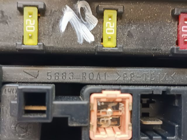 bontott TOYOTA AURIS Biztosítéktábla Motortér