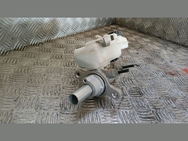 bontott TOYOTA AURIS Főfékhenger