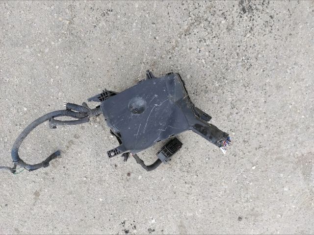 bontott TOYOTA AURIS Biztosítéktábla Motortér