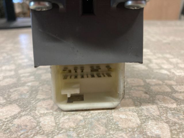 bontott TOYOTA AURIS Bal első Ablakemelő Kapcsoló