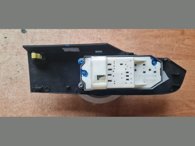 bontott TOYOTA AURIS Bal első Ablakemelő Kapcsoló