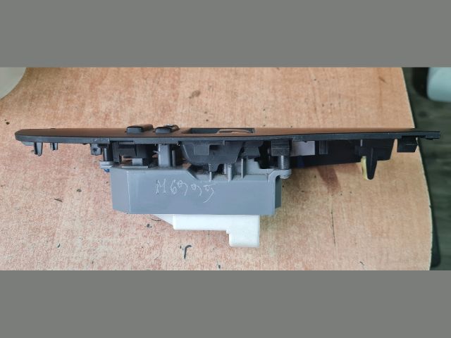 bontott TOYOTA AURIS Bal első Ablakemelő Kapcsoló