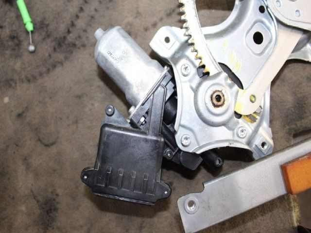 bontott TOYOTA AURIS Bal első Ablakemelő Szerkezet (Elektromos)