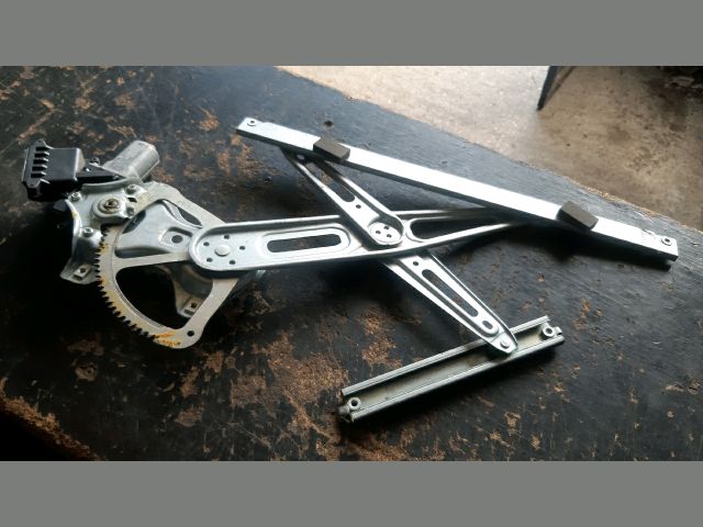 bontott TOYOTA AURIS Bal első Ablakemelő Szerkezet (Elektromos)