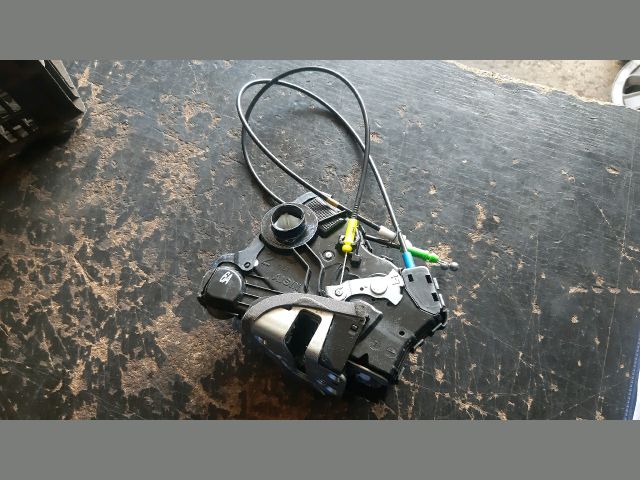 bontott TOYOTA AURIS Bal első Ajtózár