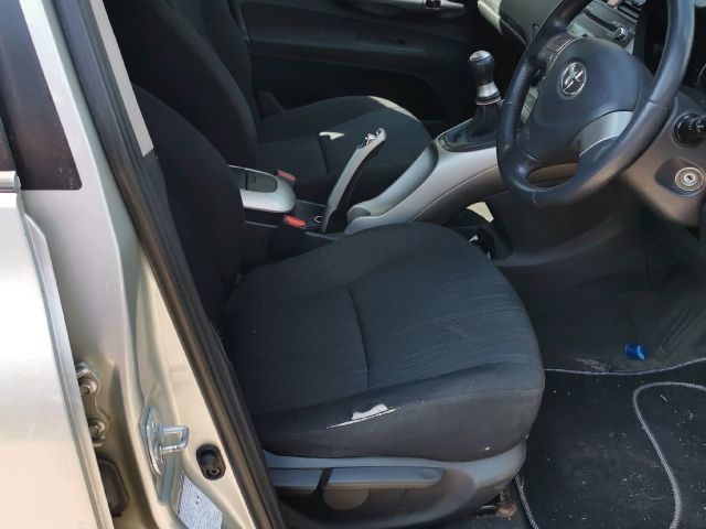 bontott TOYOTA AURIS Bal első Alsó Zsanér