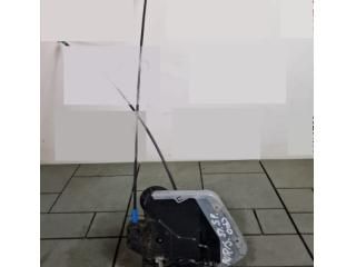 bontott TOYOTA AURIS Bal hátsó Ajtózár