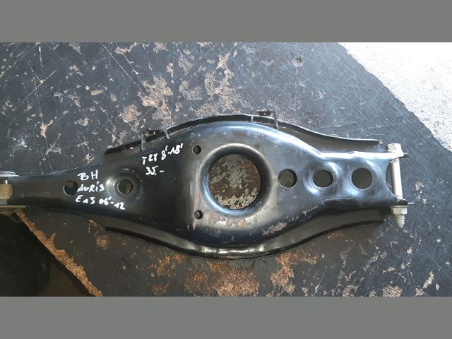 bontott TOYOTA AURIS Bal hátsó Alsó Lengőkar