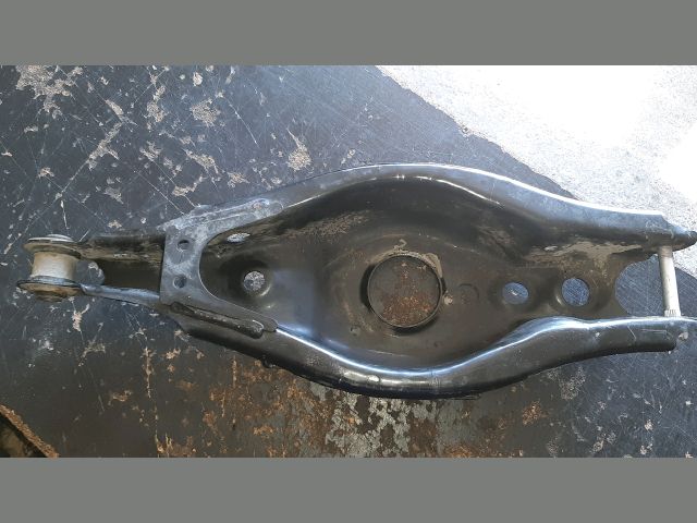 bontott TOYOTA AURIS Bal hátsó Alsó Lengőkar