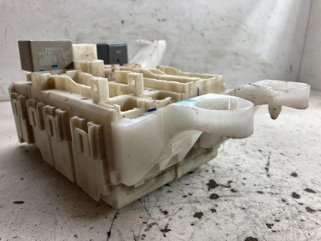 bontott TOYOTA AURIS Biztosítéktábla Doboz