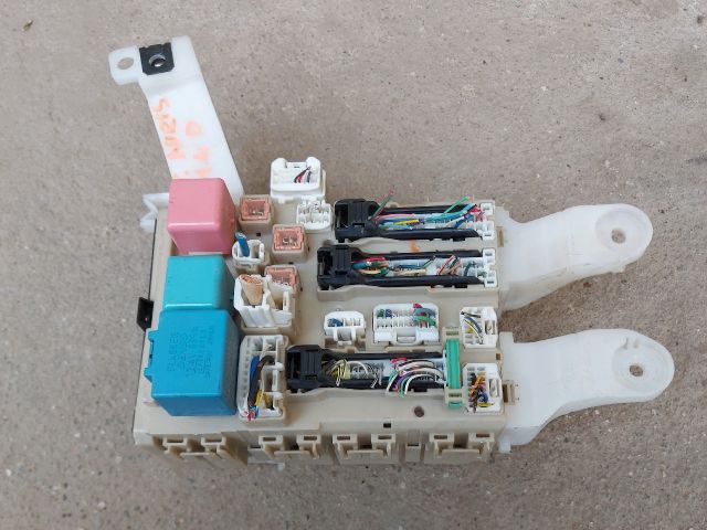 bontott TOYOTA AURIS Biztosítéktábla Utastér