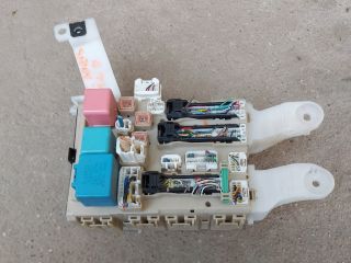 bontott TOYOTA AURIS Biztosítéktábla Utastér