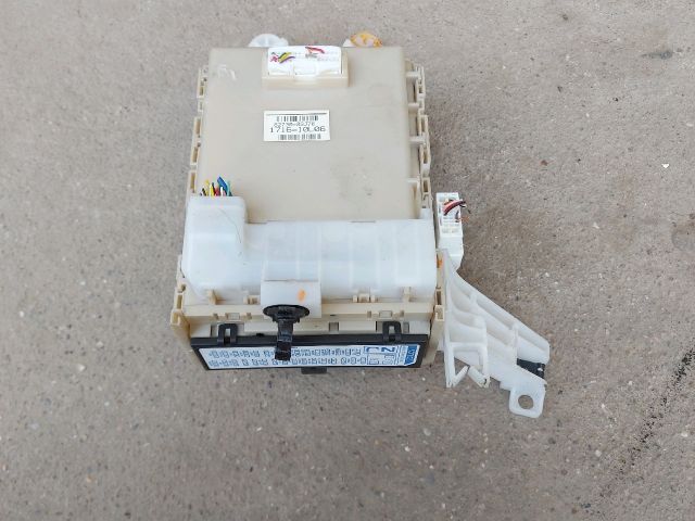 bontott TOYOTA AURIS Biztosítéktábla Utastér