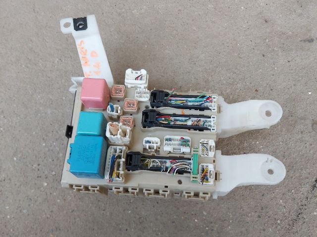 bontott TOYOTA AURIS Biztosítéktábla Utastér