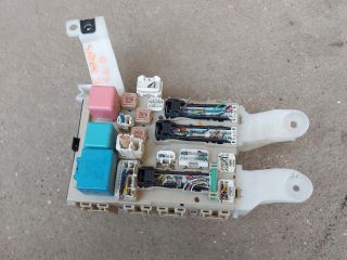 bontott TOYOTA AURIS Biztosítéktábla Utastér