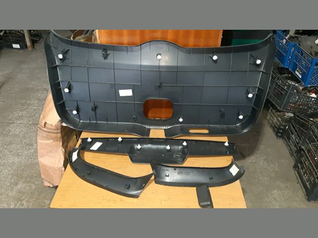 bontott TOYOTA AURIS Csomagtérajtó Burkolat (Részeivel)