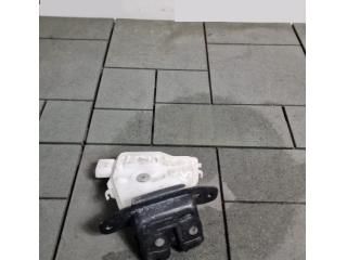 bontott TOYOTA AURIS Csomagtérajtó Zárszerkezet