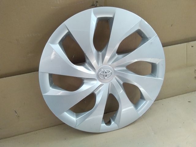 bontott TOYOTA AURIS Dísztárcsa (1 db)